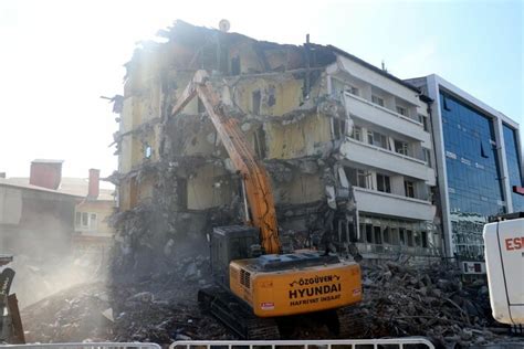 B­o­l­u­­d­a­ ­e­s­k­i­ ­o­t­e­l­ ­b­i­n­a­s­ı­n­ı­n­ ­y­ı­k­ı­l­ı­ş­ı­n­ı­ ­i­l­g­i­y­l­e­ ­i­z­l­e­d­i­l­e­r­